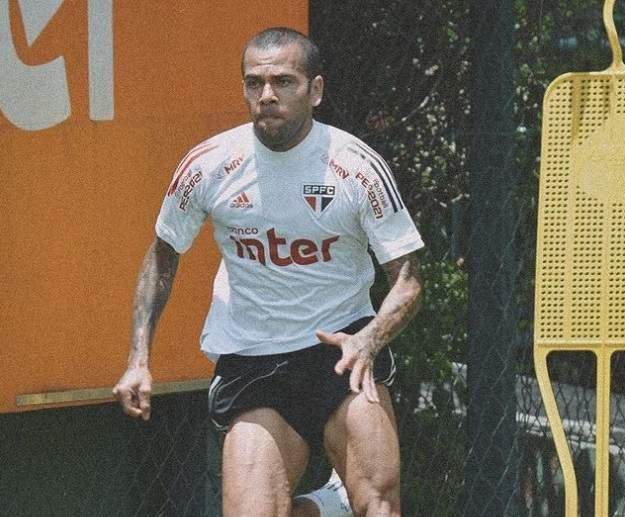 世界杯高清观看-阿尔维斯后悔拒绝瓜帅曼城 他可能无缘今年美洲杯